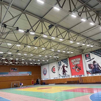 Спортивный зал КубГТУ со светильниками под потолком
